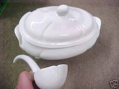 B9 Soup Tureen Gravy Dish Ladle included Loucarte  